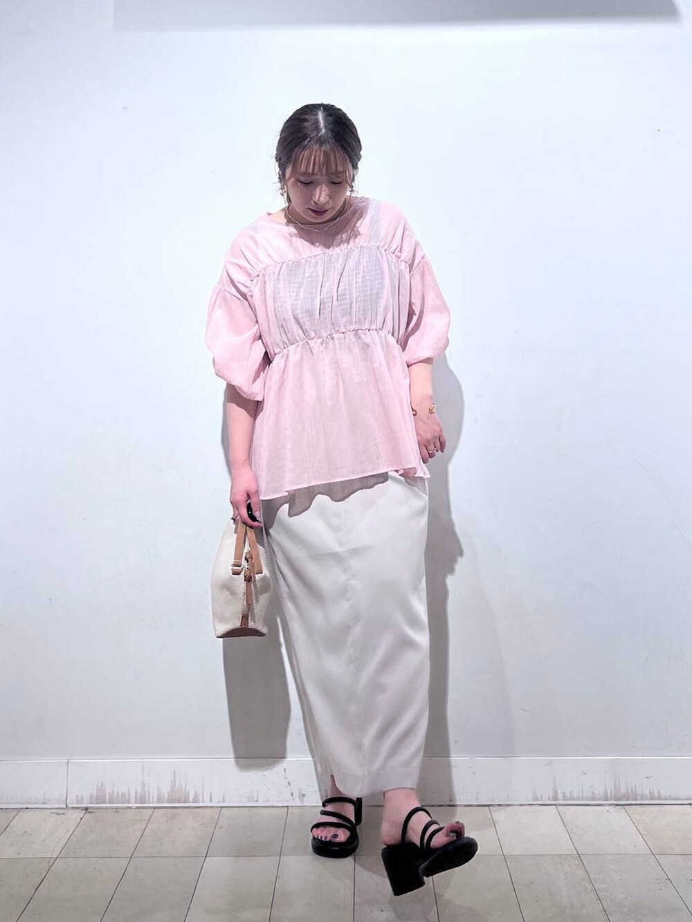 ホワイト系のショルダーバッグ、グレー系のスカートを着用したレディースの夏コーディネートの3枚目の写真