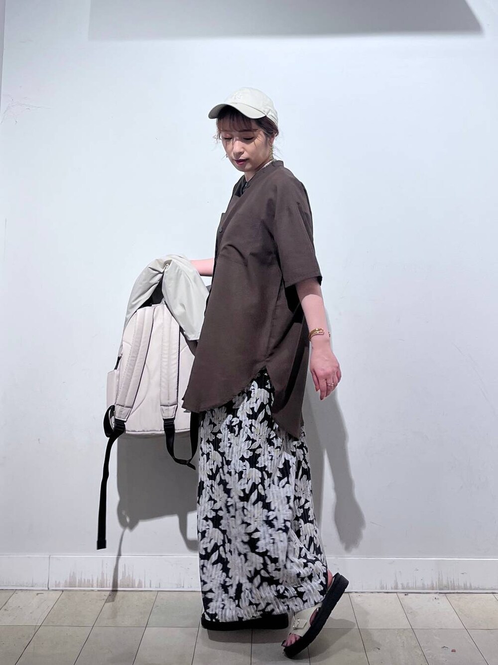 ホワイト系のバックパック/リュック、ホワイト系のタンクトップ、ホワイト系のサンダルを着用したレディースの夏コーディネートの6枚目の写真