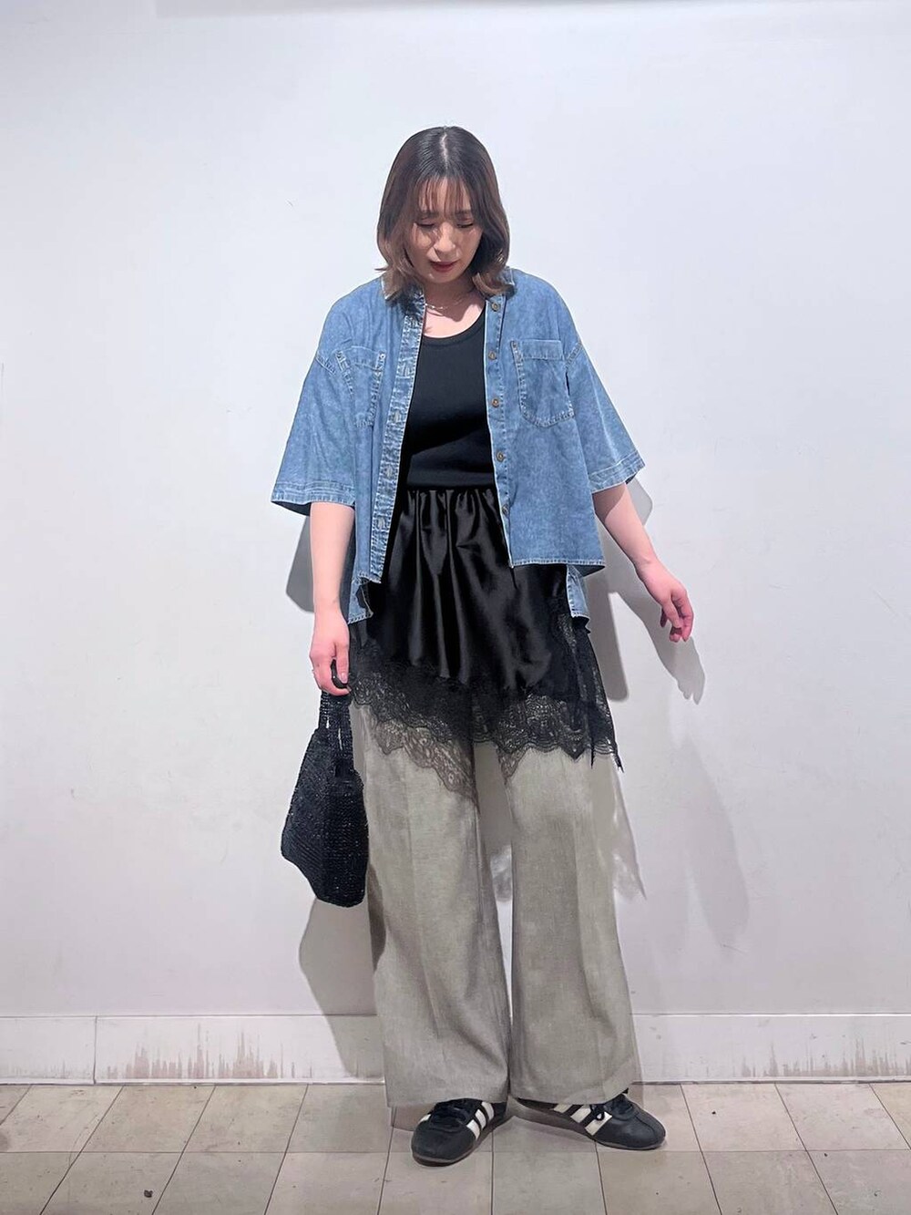 ベージュ系のその他パンツ、ブラック系のタンクトップ、ブラック系のその他トップスを着用したレディースの夏コーディネートの6枚目の写真