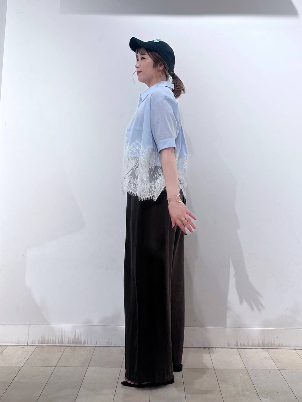 ブラウン系のその他パンツ、ブラック系のボストンバッグ、ブラック系のサンダルを着用したレディースの夏コーディネートの2枚目の写真