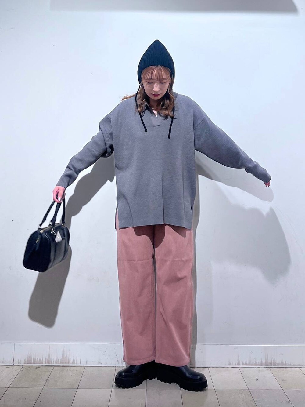 グレー系のカーディガン/ボレロ、ピンク系のその他パンツ、ホワイト系のTシャツ/カットソーを着用したレディースの秋コーディネートの5枚目の写真