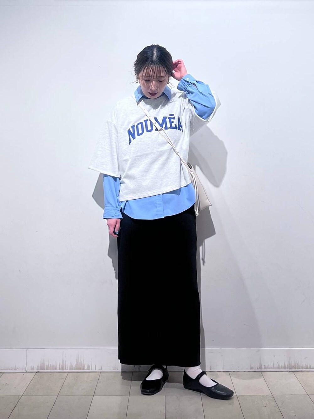 その他のパンプス、ブラック系のスカート、グレー系のTシャツ/カットソーを着用したレディースの春コーディネートの3枚目の写真