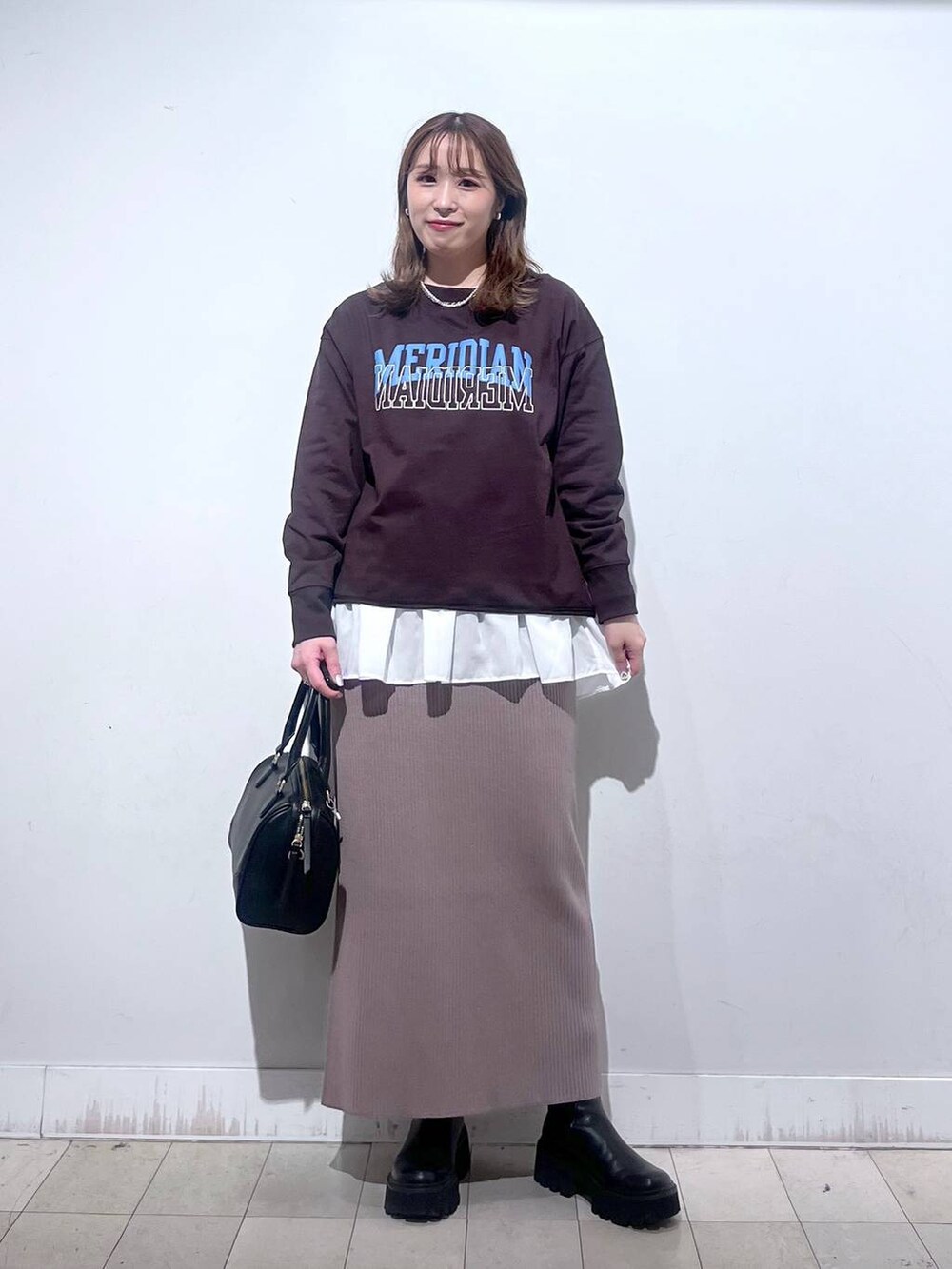 ホワイト系のTシャツ/カットソー、ブラウン系のワンピース、ブラウン系のスウェットを着用したレディースの秋コーディネートの8枚目の写真