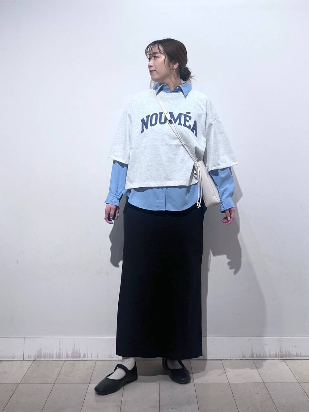 その他のパンプス、ブラック系のスカート、グレー系のTシャツ/カットソーを着用したレディースの春コーディネートの4枚目の写真