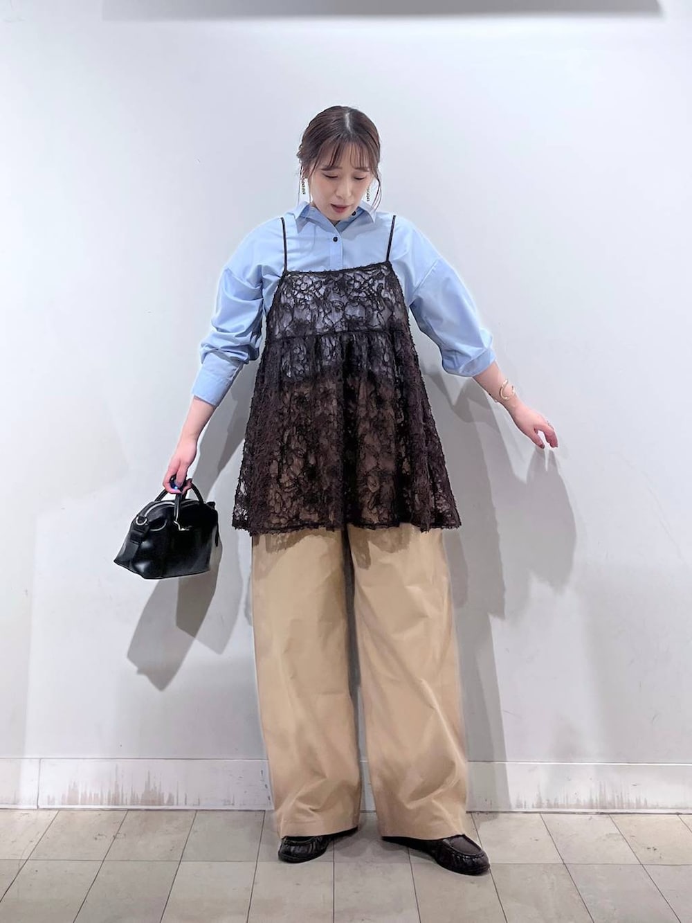 ブラウン系のキャミソール、ブルー系のシャツ/ブラウス、ブラック系のタンクトップを着用したレディースの秋コーディネートの4枚目の写真