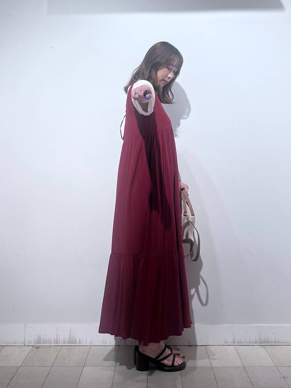 ホワイト系のショルダーバッグ、ホワイト系のTシャツ/カットソー、ホワイト系のタンクトップを着用したレディースの夏コーディネートの8枚目の写真