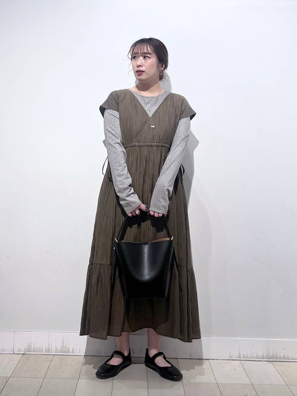 その他のパンプス、グレー系のTシャツ/カットソー、ブラック系のショルダーバッグを着用したレディースの春コーディネートの7枚目の写真