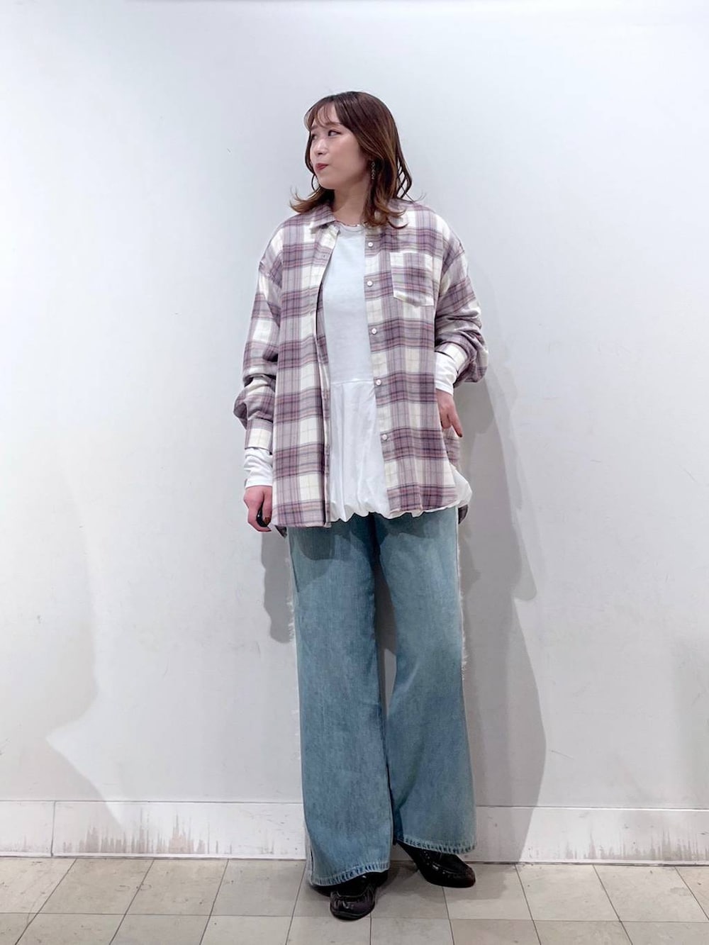 ホワイト系のTシャツ/カットソー、ブラウン系のローファー、ホワイト系のシャツ/ブラウスを着用したレディースの秋コーディネートの4枚目の写真