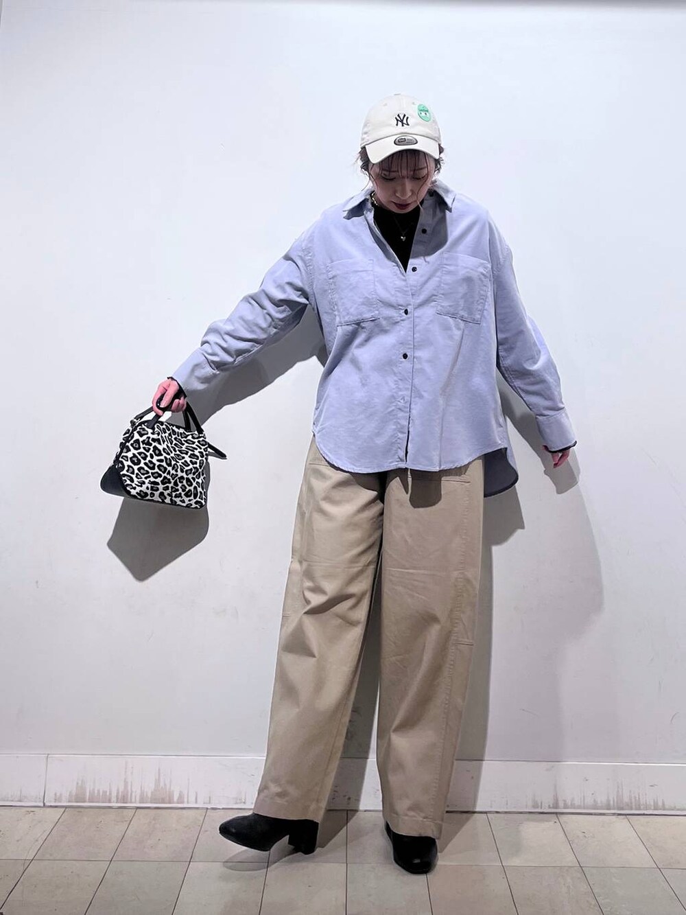 その他のショルダーバッグ、ブラック系のTシャツ/カットソー、ブラック系のブーツを着用したレディースの春コーディネートの4枚目の写真