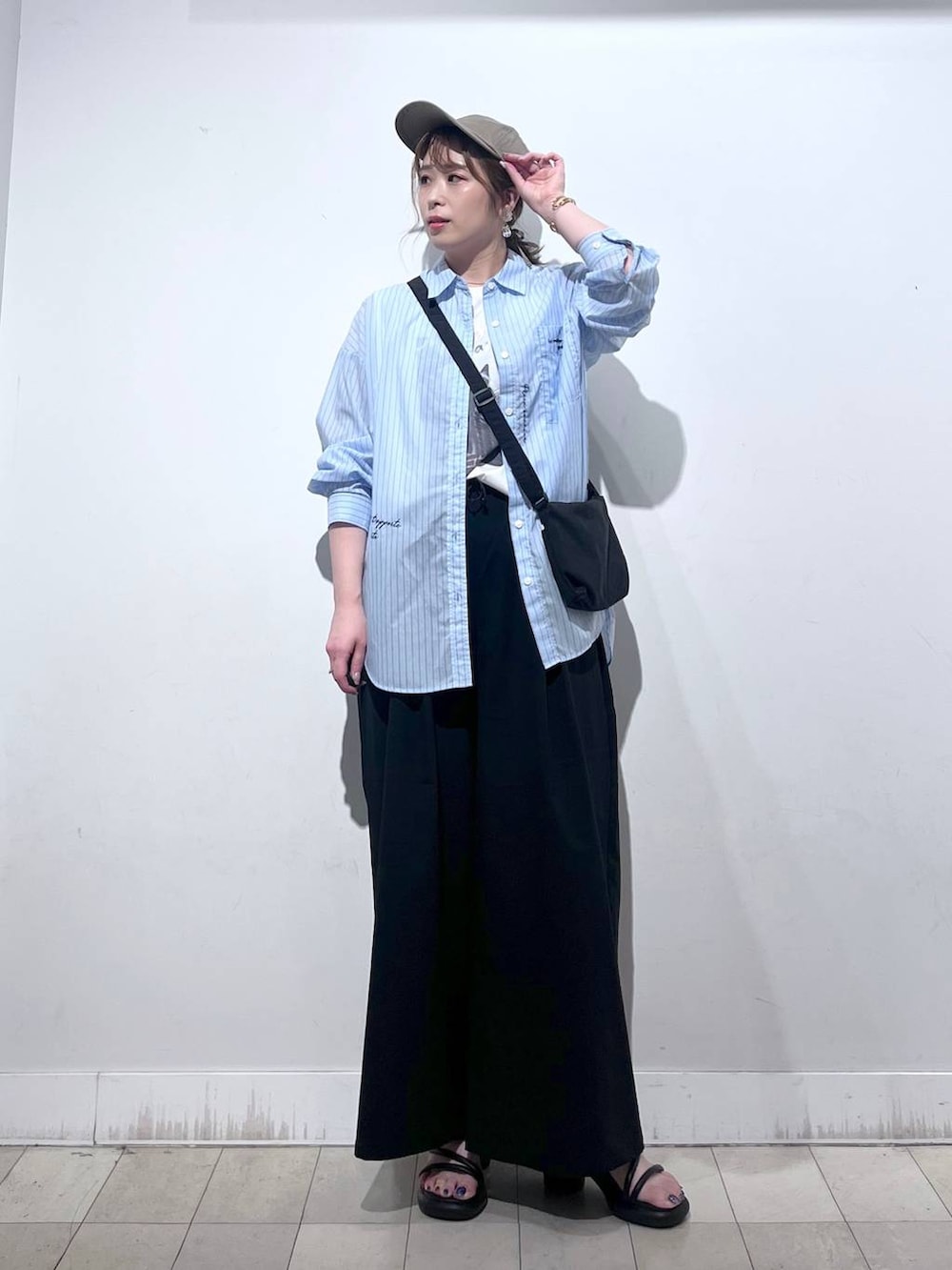 ブラック系のショルダーバッグ、その他のシャツ/ブラウス、ブラック系のその他パンツを着用したレディースの夏コーディネートの7枚目の写真
