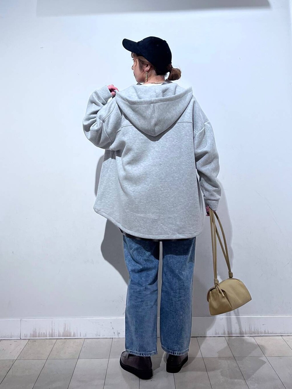 ブラック系のローファー、ブルー系のデニムパンツ、ホワイト系のTシャツ/カットソーを着用したレディースの秋コーディネートの5枚目の写真