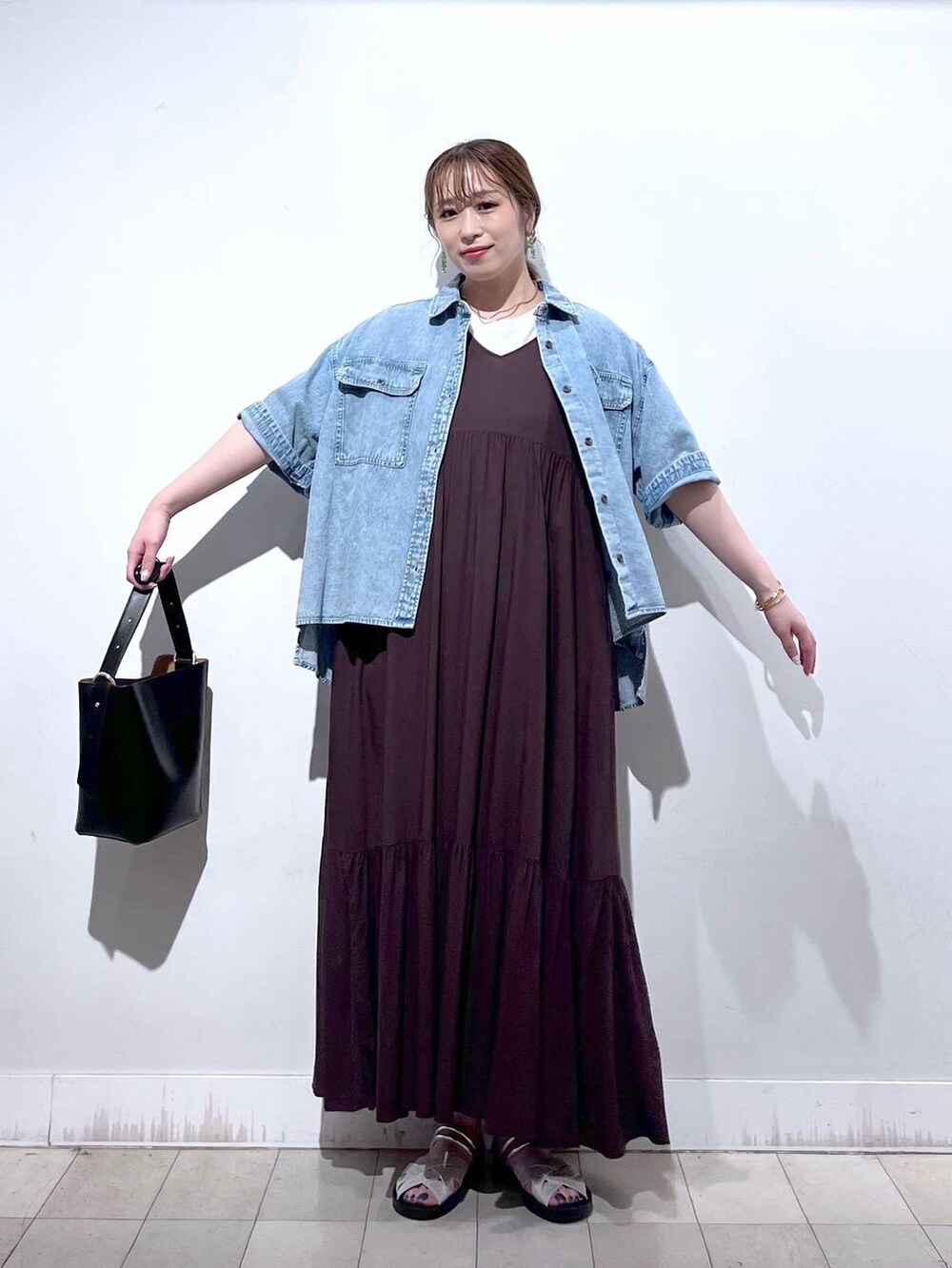 ホワイト系のTシャツ/カットソー、ブラック系のショルダーバッグ、ブルー系のシャツ/ブラウスを着用したレディースの夏コーディネートの4枚目の写真