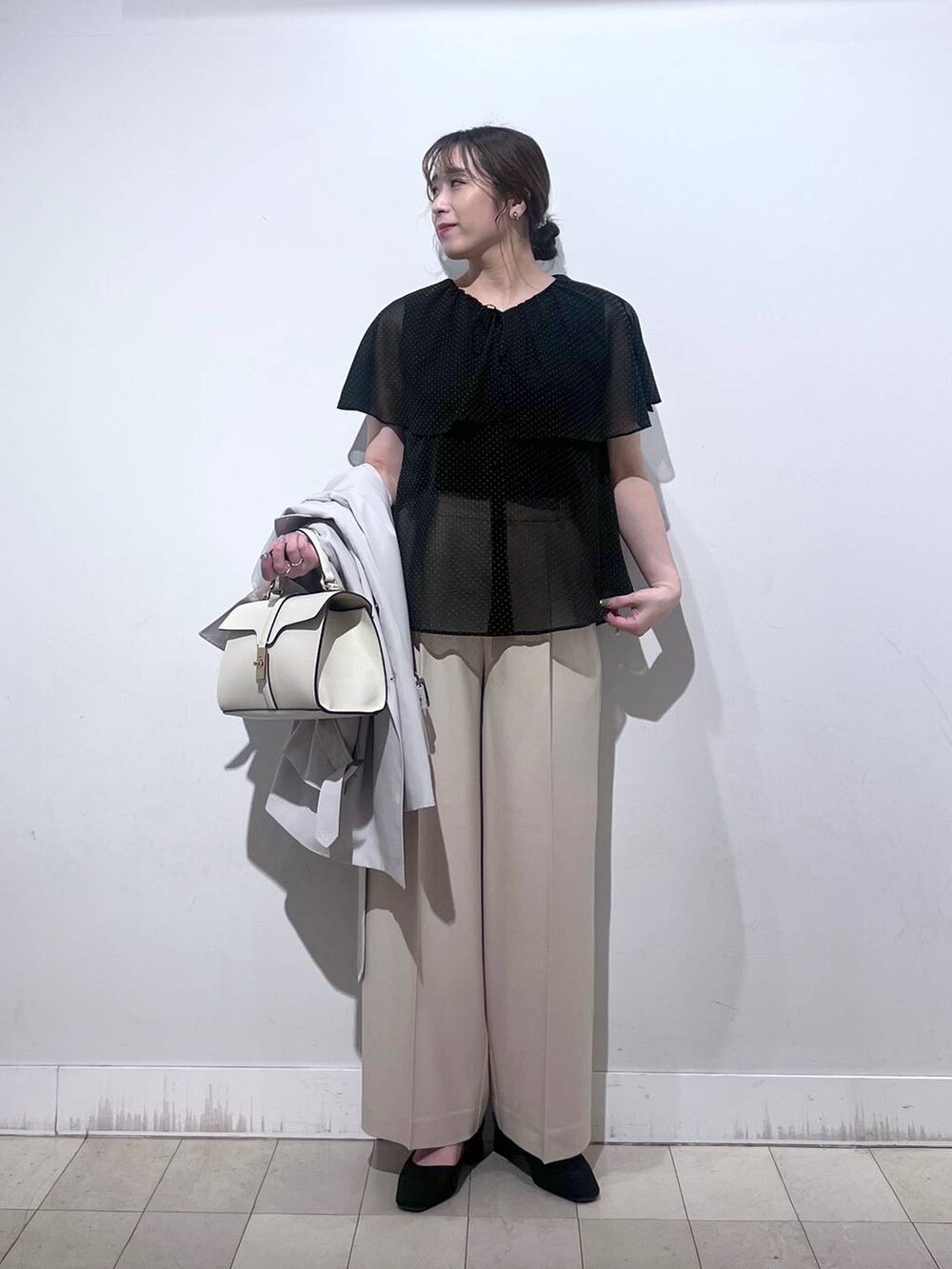 その他のパンプス、ホワイト系のショルダーバッグ、ベージュ系のトレンチコートを着用したレディースの春コーディネートの4枚目の写真