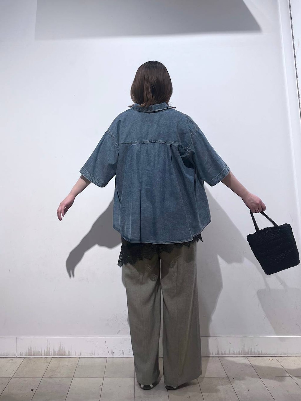 ベージュ系のその他パンツ、ブラック系のタンクトップ、ブラック系のその他トップスを着用したレディースの春コーディネートの7枚目の写真