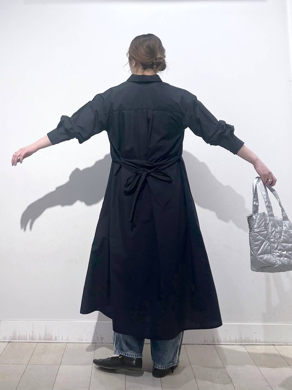 その他のパンプス、ホワイト系のデニムパンツ、ブルー系のワンピースを着用したレディースの春コーディネートの7枚目の写真