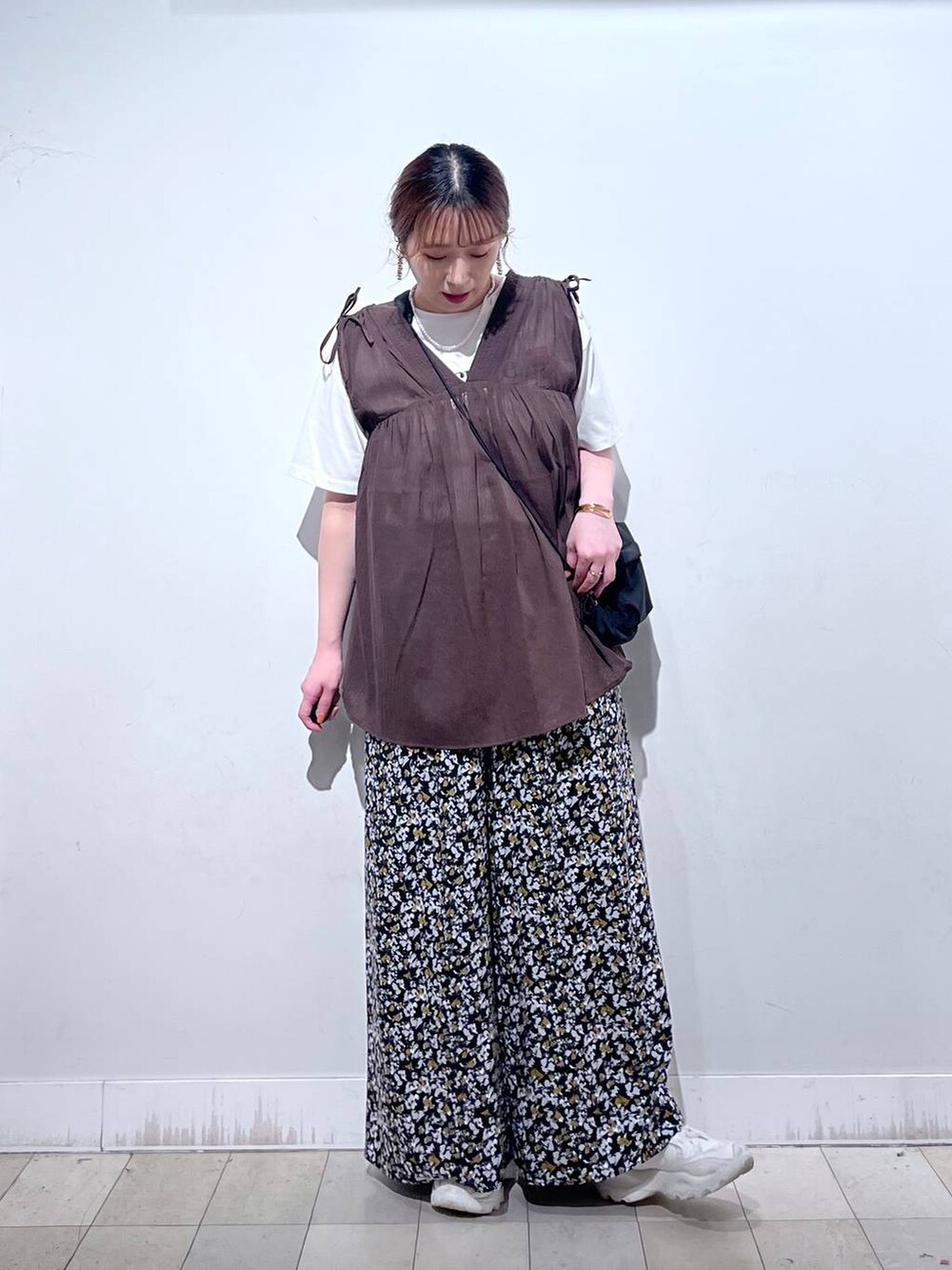 ホワイト系のTシャツ/カットソー、ブラック系のショルダーバッグ、ブラウン系のシャツ/ブラウスを着用したレディースの夏コーディネートの9枚目の写真