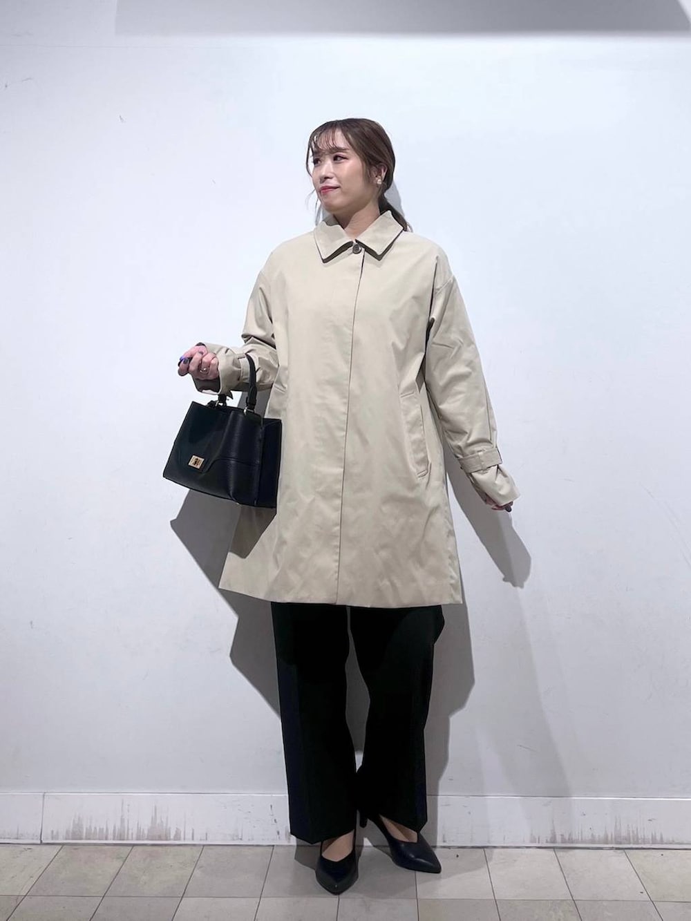 ブラック系のパンプス、ブルー系のセットアップ、ブラック系のショルダーバッグを着用したレディースの冬コーディネートの3枚目の写真