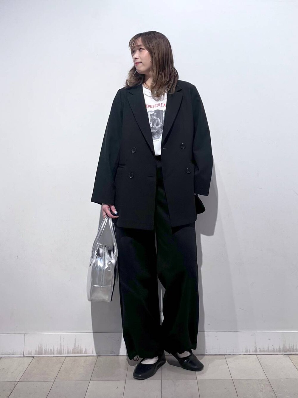 ホワイト系のTシャツ/カットソー、その他のパンプス、グレー系のボストンバッグを着用したレディースの春コーディネートの6枚目の写真