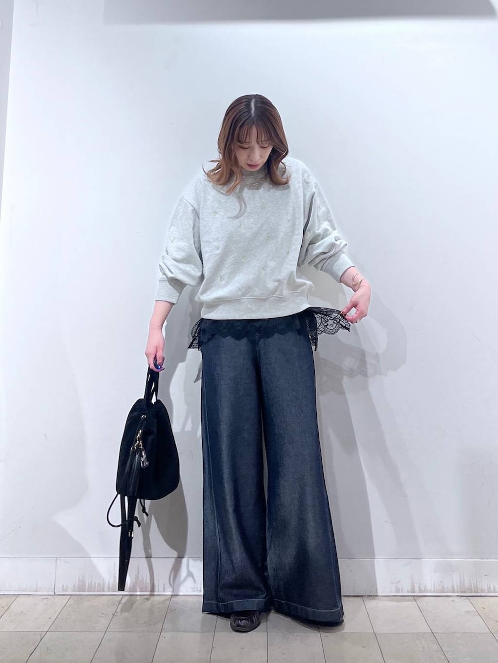 ブラック系のハンドバッグ、グレー系のTシャツ/カットソー、ブラウン系のローファーを着用したレディースの秋コーディネートの6枚目の写真