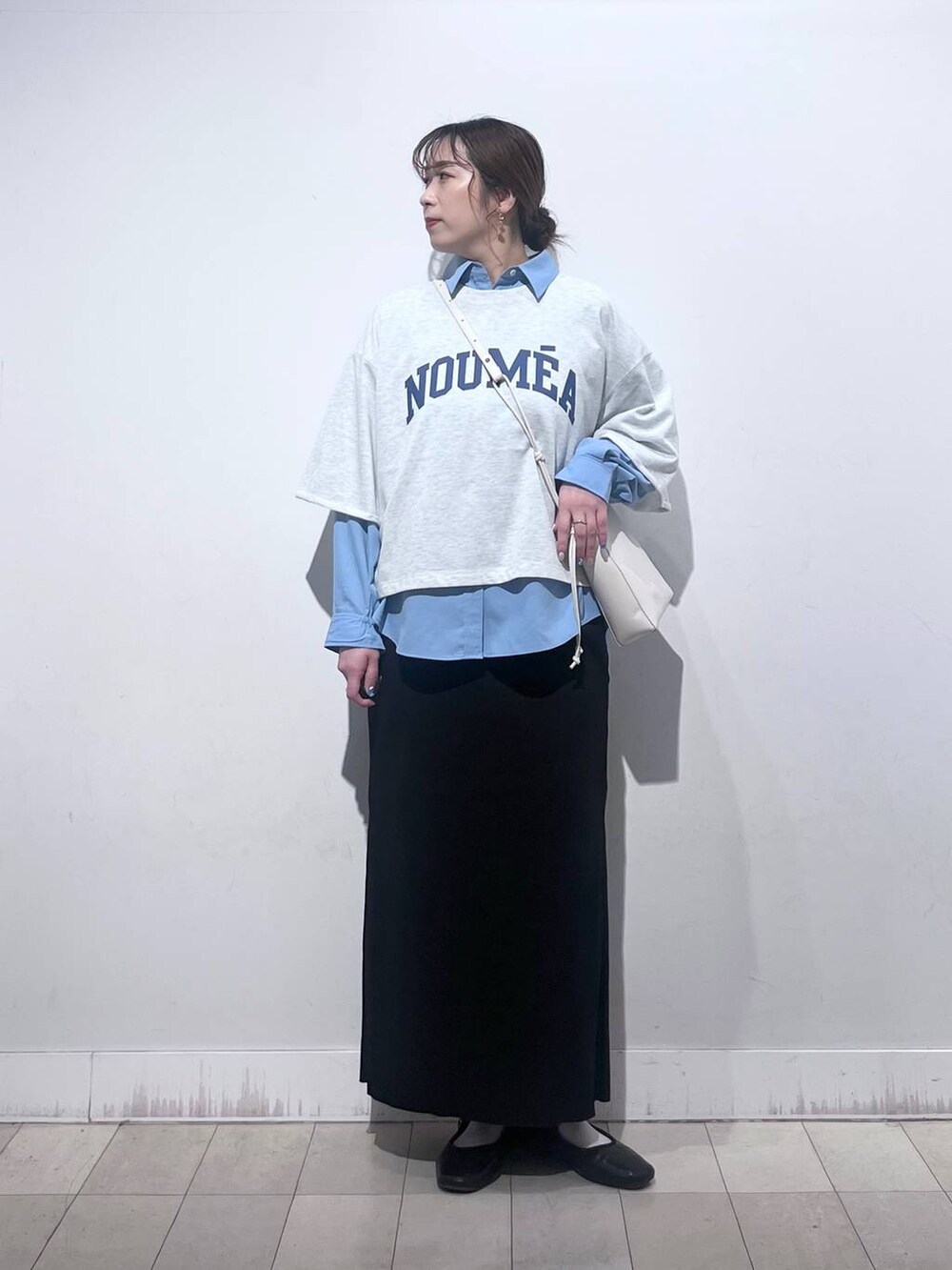 その他のパンプス、ブラック系のスカート、グレー系のTシャツ/カットソーを着用したレディースの春コーディネートの5枚目の写真
