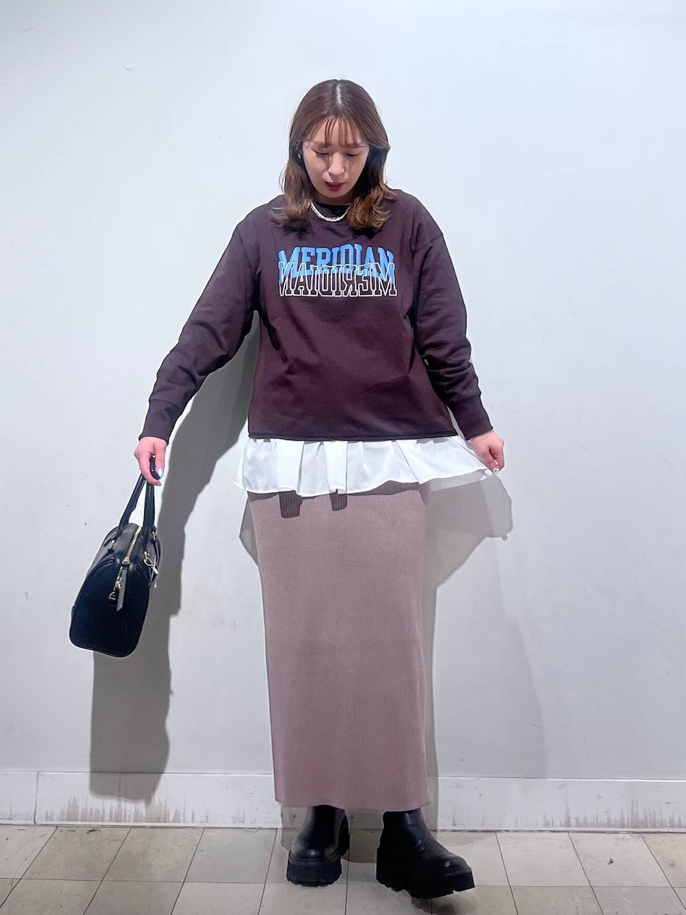 ホワイト系のTシャツ/カットソー、ブラウン系のワンピース、ブラウン系のスウェットを着用したレディースの秋コーディネートの2枚目の写真