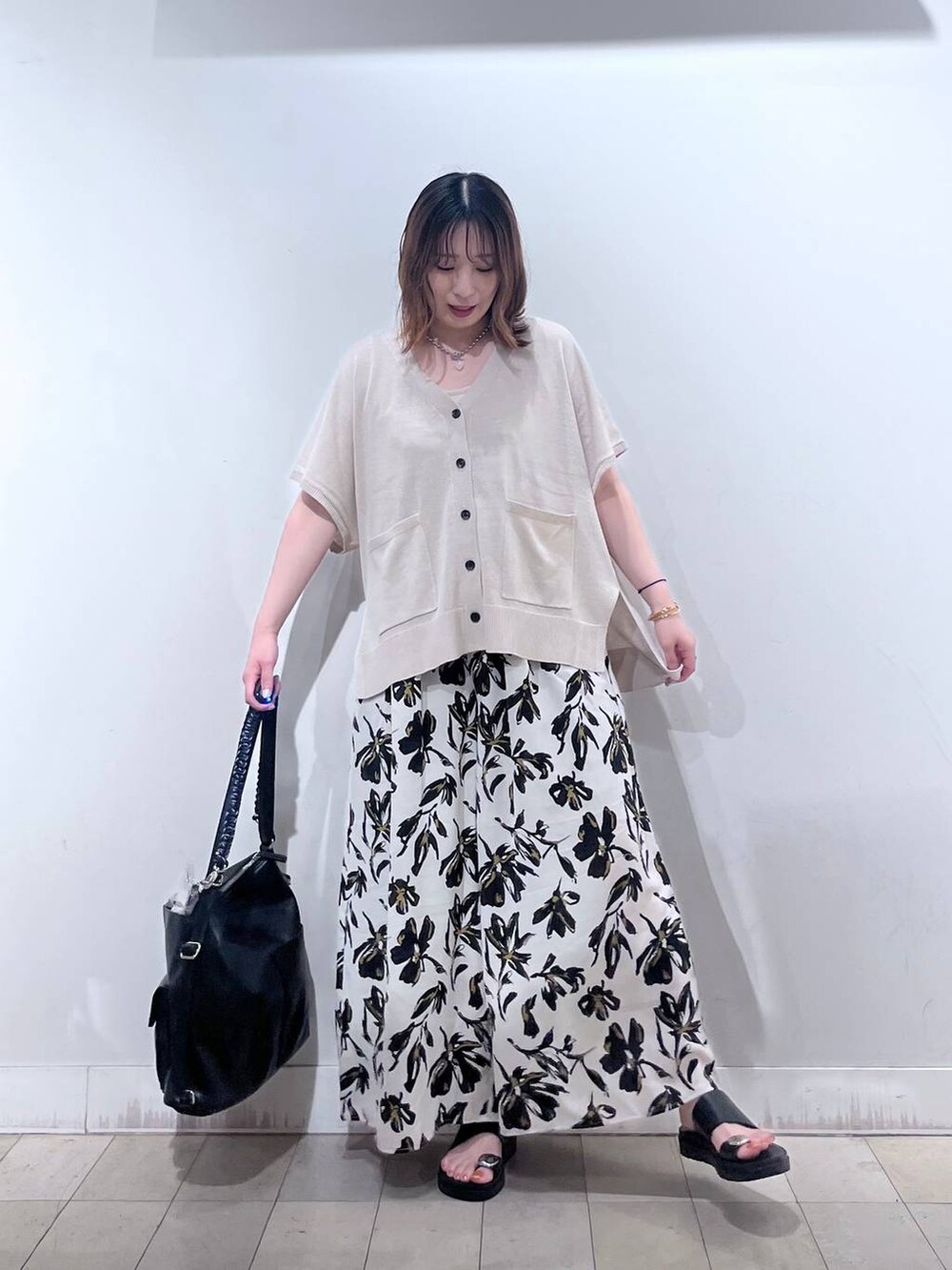 ベージュ系のカーディガン/ボレロ、ホワイト系のその他パンツ、ブラック系のサンダルを着用したレディースの夏コーディネートの6枚目の写真