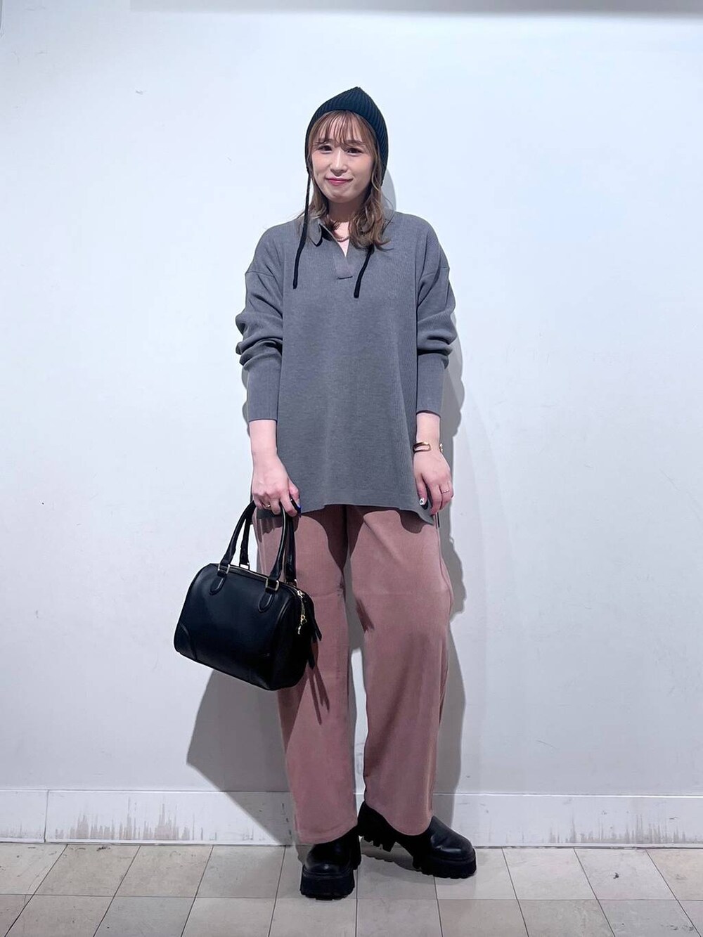 グレー系のカーディガン/ボレロ、ピンク系のその他パンツ、ホワイト系のTシャツ/カットソーを着用したレディースの秋コーディネートの2枚目の写真