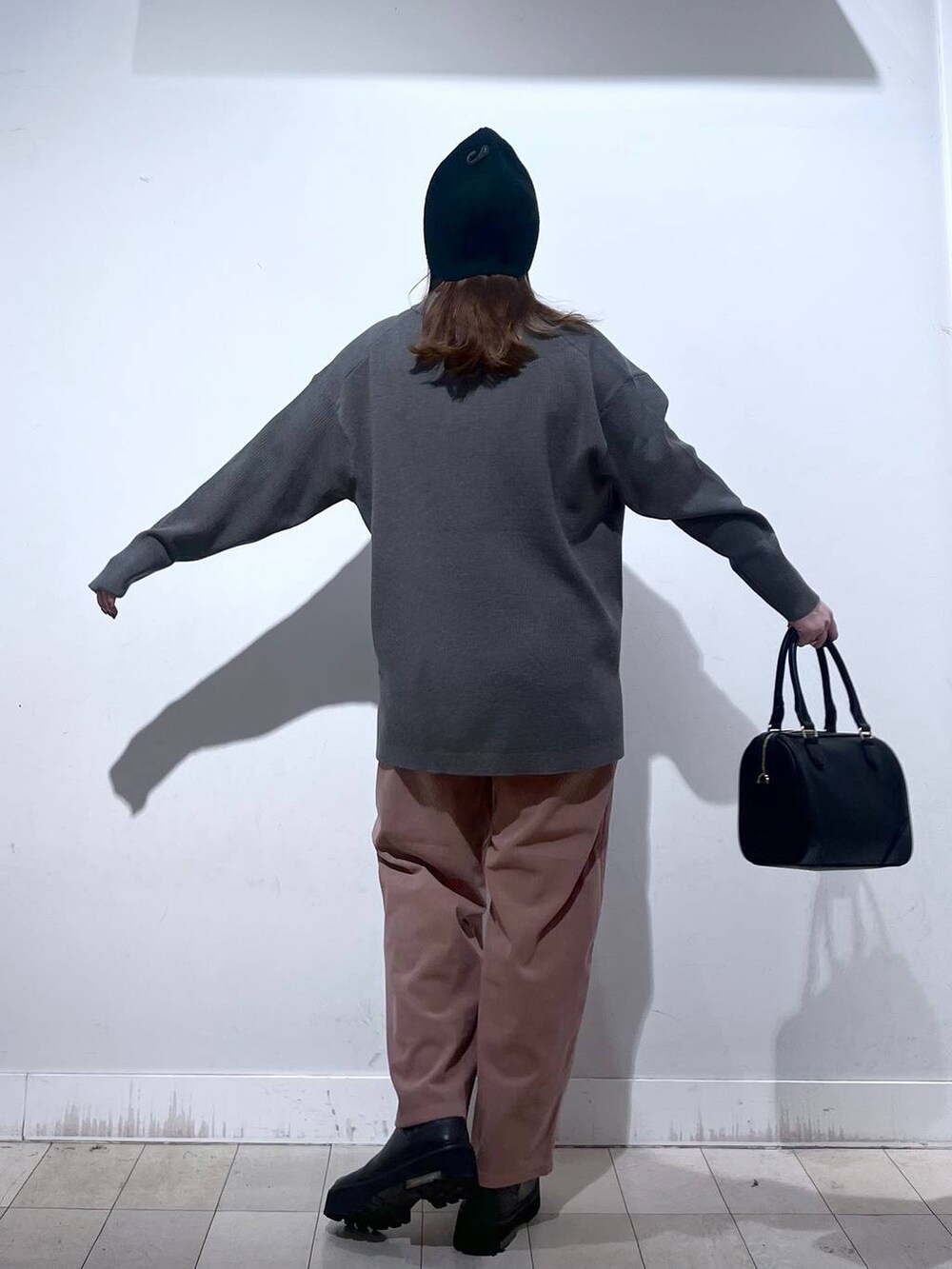 グレー系のカーディガン/ボレロ、ピンク系のその他パンツ、ホワイト系のTシャツ/カットソーを着用したレディースの秋コーディネートの8枚目の写真