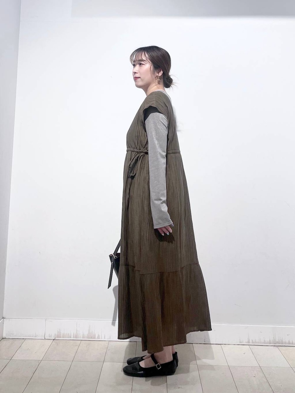 その他のパンプス、グレー系のTシャツ/カットソー、ブラック系のショルダーバッグを着用したレディースの春コーディネートの2枚目の写真