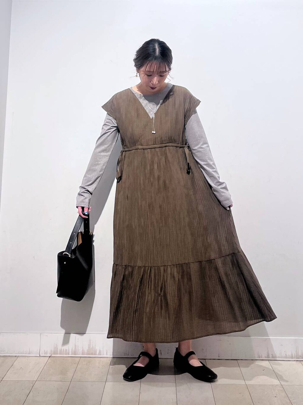 その他のパンプス、グレー系のTシャツ/カットソー、ブラック系のショルダーバッグを着用したレディースの春コーディネートの5枚目の写真