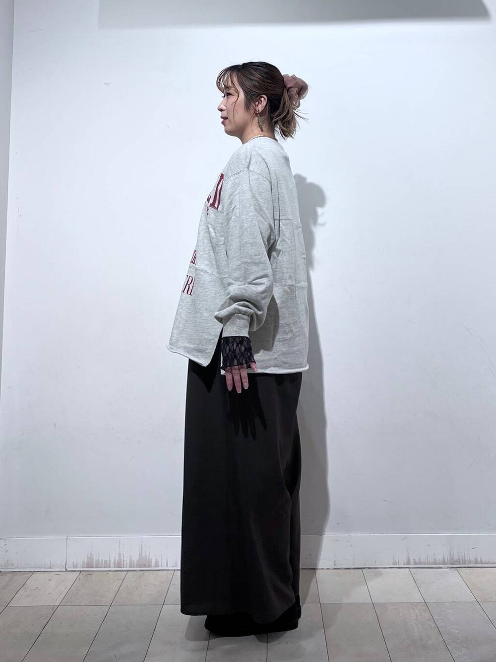 ブラック系のローファー、イエロー系のショルダーバッグ、ブラック系のTシャツ/カットソーを着用したレディースの秋コーディネートの4枚目の写真