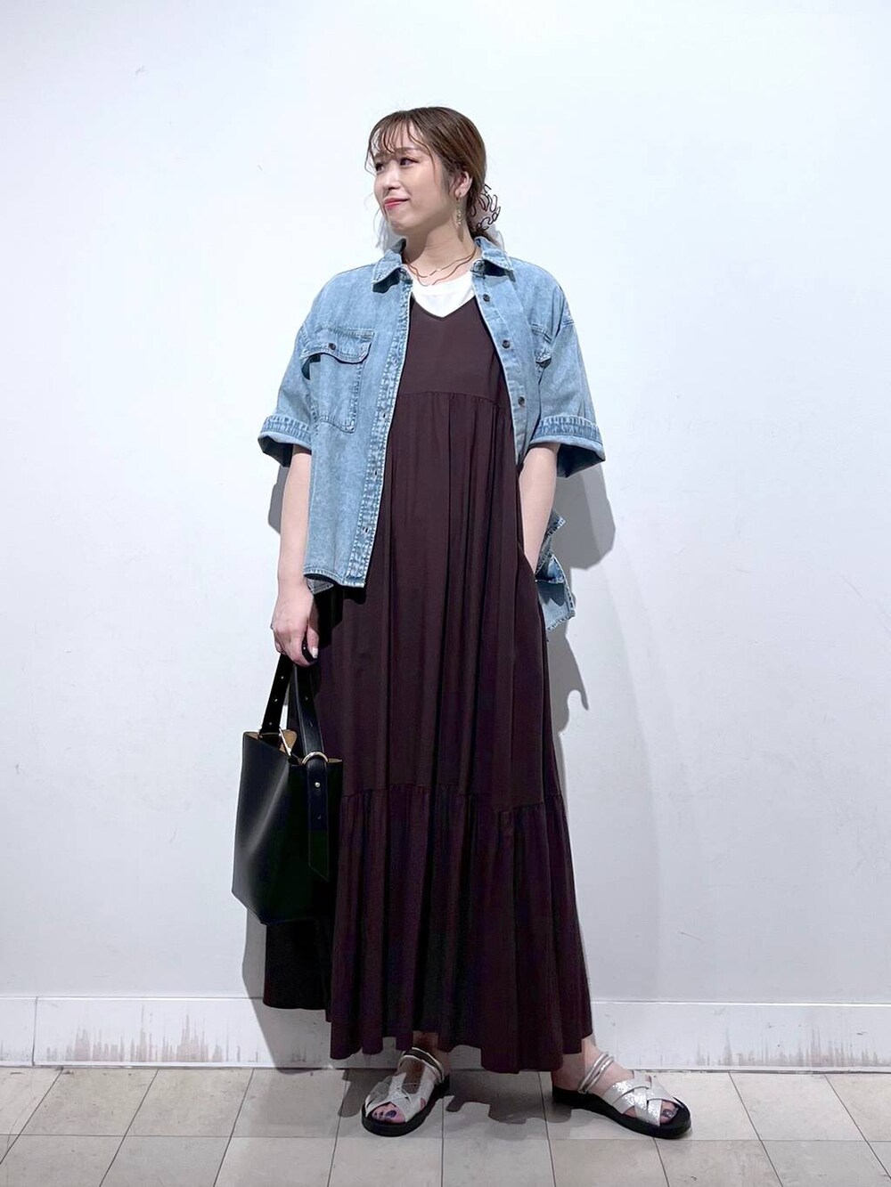 ホワイト系のTシャツ/カットソー、ブラック系のショルダーバッグ、ブルー系のシャツ/ブラウスを着用したレディースの夏コーディネートの5枚目の写真