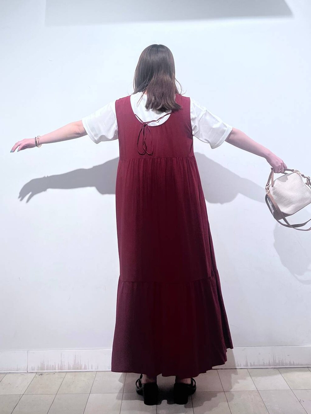 ホワイト系のショルダーバッグ、ホワイト系のTシャツ/カットソー、ホワイト系のタンクトップを着用したレディースの夏コーディネートの9枚目の写真