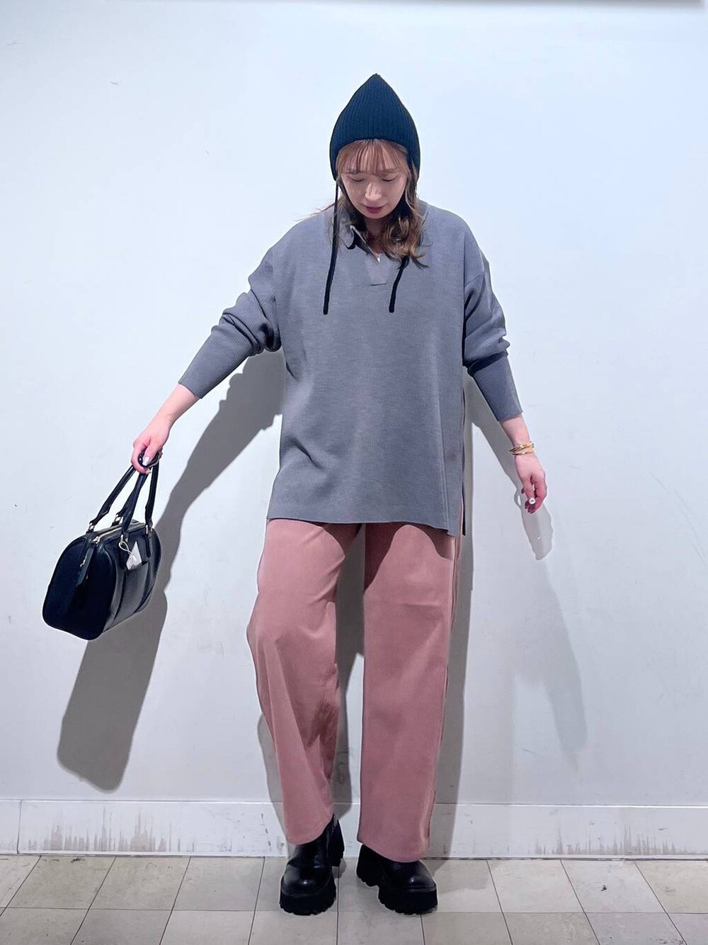 グレー系のカーディガン/ボレロ、ピンク系のその他パンツ、ホワイト系のTシャツ/カットソーを着用したレディースの秋コーディネートの6枚目の写真