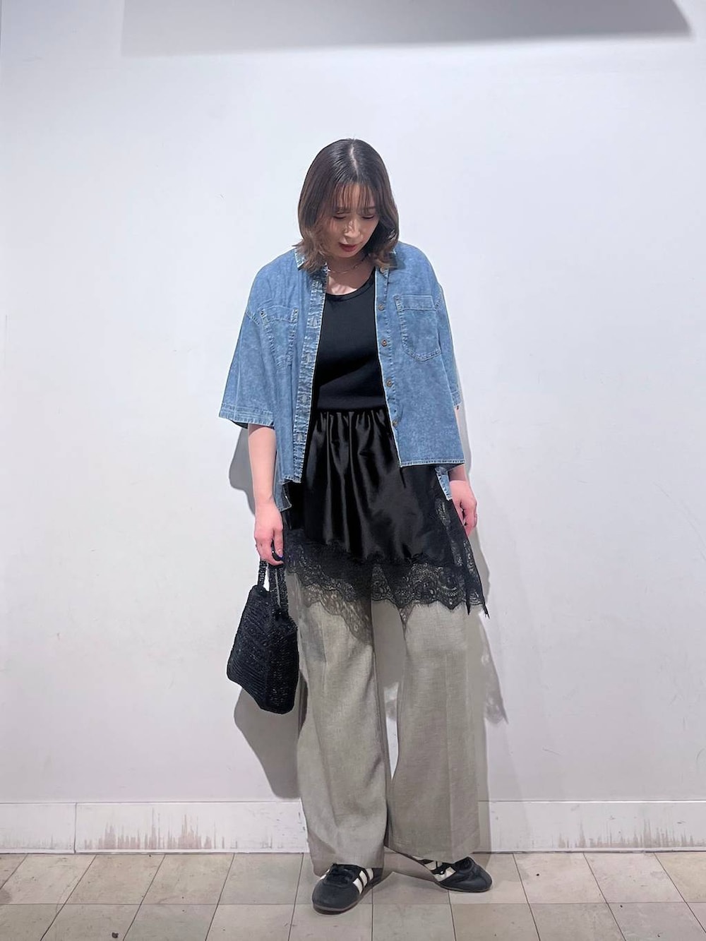 ベージュ系のその他パンツ、ブラック系のタンクトップ、ブラック系のその他トップスを着用したレディースの春コーディネートの4枚目の写真