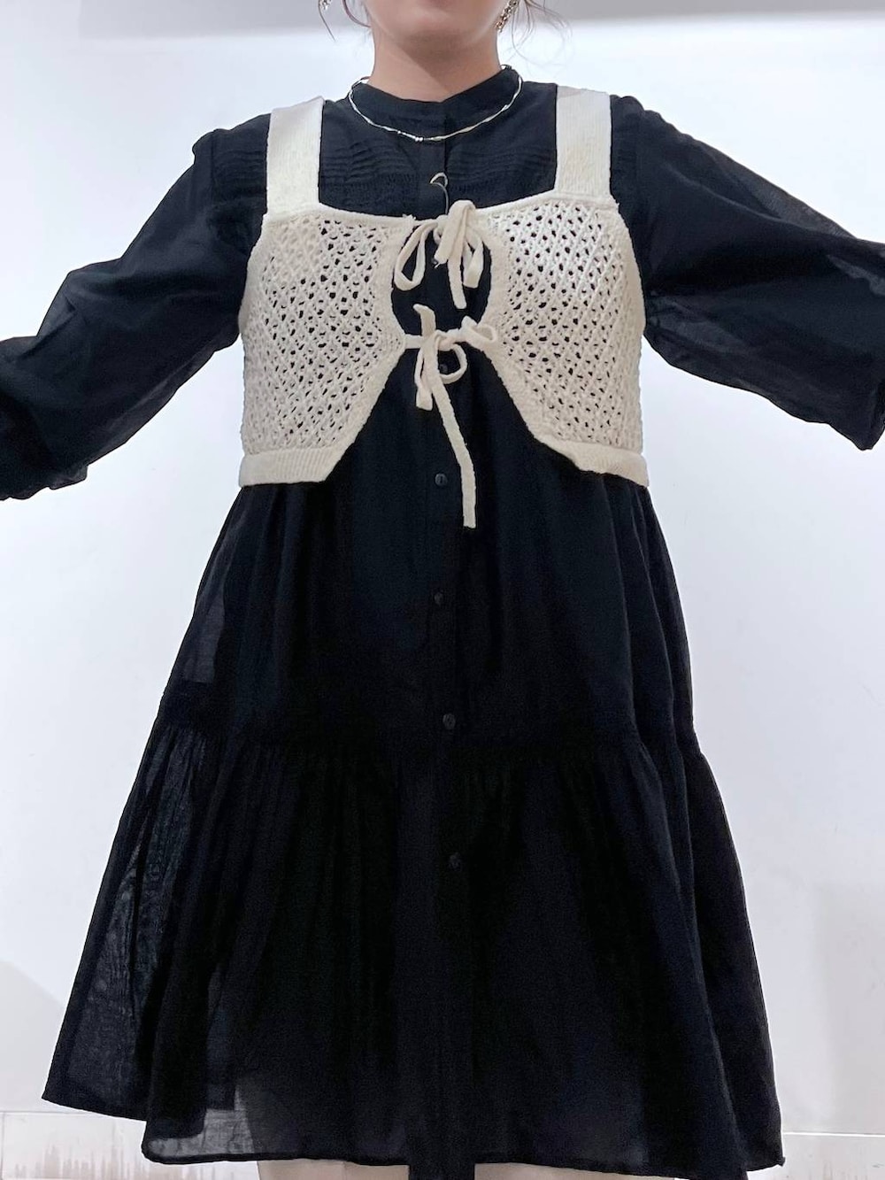 ホワイト系のその他トップス、ベージュ系のその他パンツ、ブラック系のTシャツ/カットソーを着用したレディースの夏コーディネートの3枚目の写真