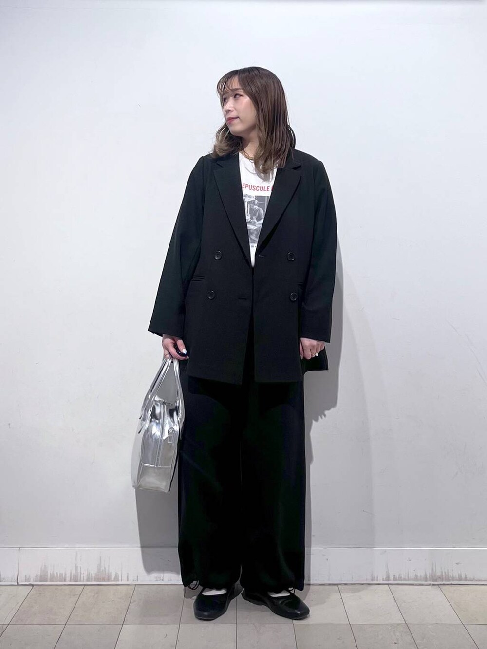 ホワイト系のTシャツ/カットソー、その他のパンプス、グレー系のボストンバッグを着用したレディースの春コーディネートの4枚目の写真