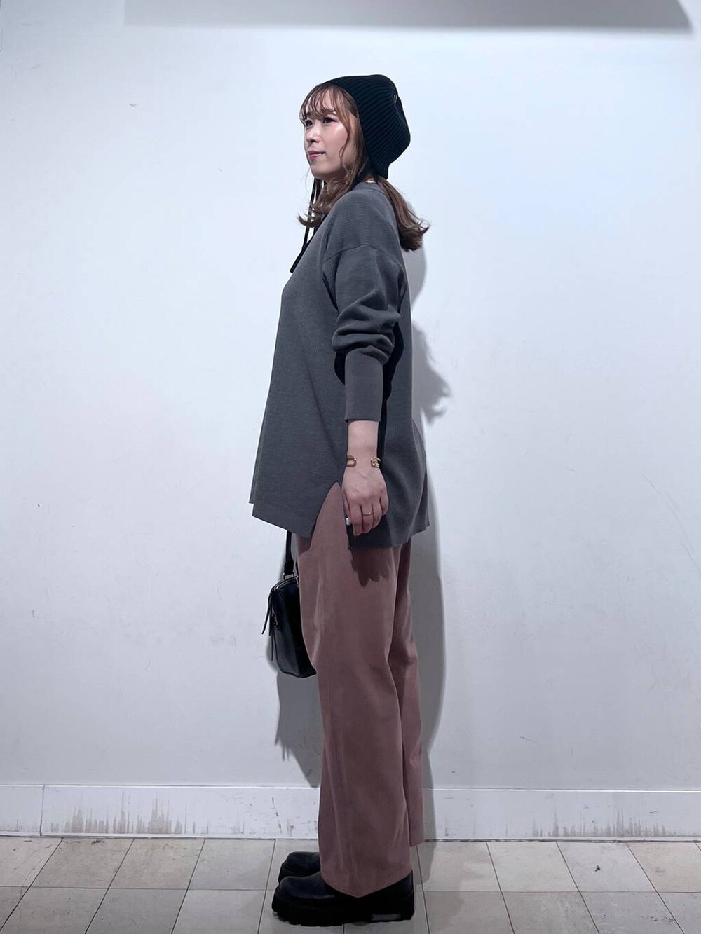 グレー系のカーディガン/ボレロ、ピンク系のその他パンツ、ホワイト系のTシャツ/カットソーを着用したレディースの秋コーディネートの3枚目の写真