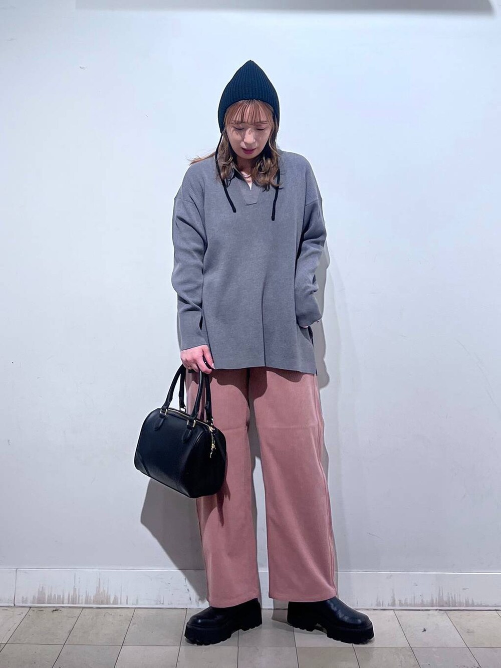 グレー系のカーディガン/ボレロ、ピンク系のその他パンツ、ホワイト系のTシャツ/カットソーを着用したレディースの秋コーディネートの4枚目の写真