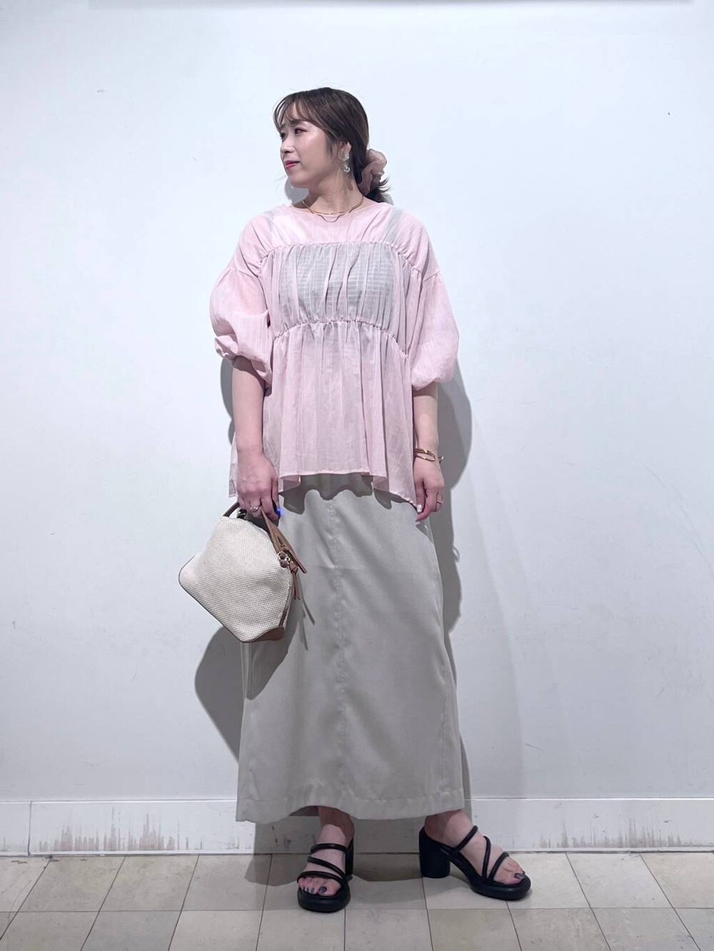 ホワイト系のショルダーバッグ、グレー系のスカートを着用したレディースの夏コーディネートの5枚目の写真