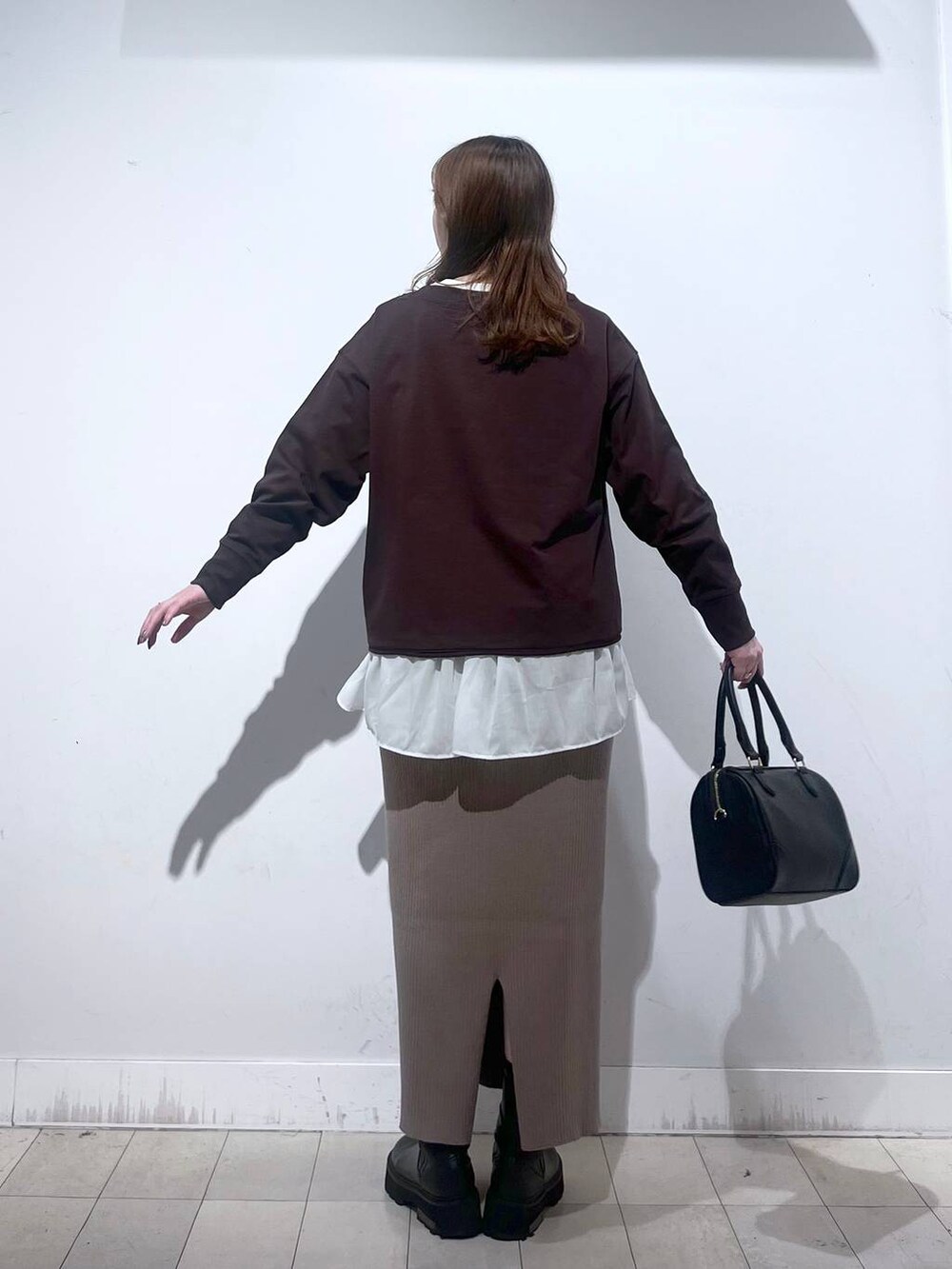 ホワイト系のTシャツ/カットソー、ブラウン系のワンピース、ブラウン系のスウェットを着用したレディースの秋コーディネートの7枚目の写真