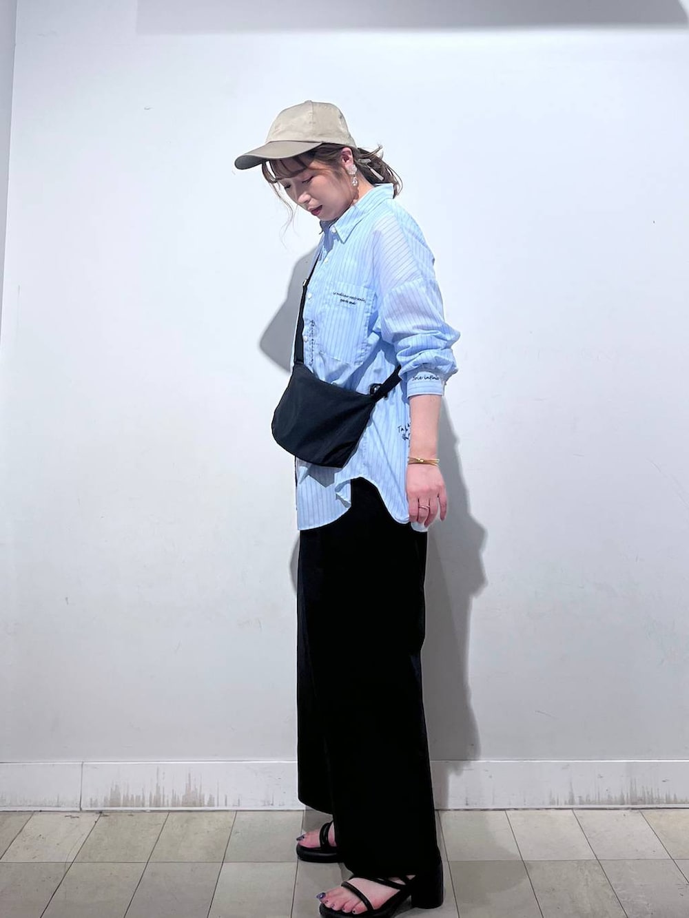 ブラック系のショルダーバッグ、その他のシャツ/ブラウス、ブラック系のその他パンツを着用したレディースの夏コーディネートの5枚目の写真
