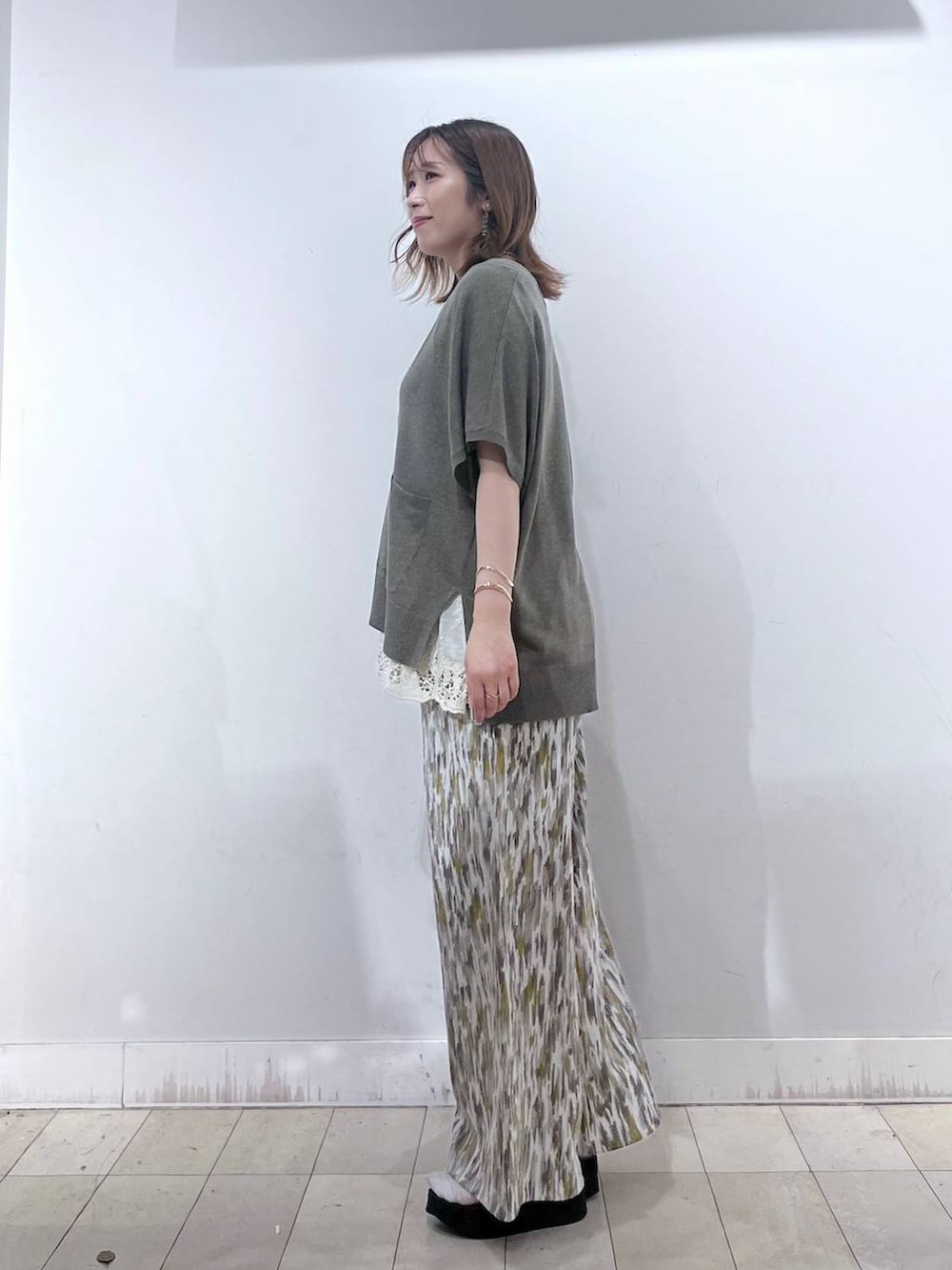 ブラウン系のカーディガン/ボレロ、ベージュ系のその他パンツ、ホワイト系のその他トップスを着用したレディースの夏コーディネートの3枚目の写真