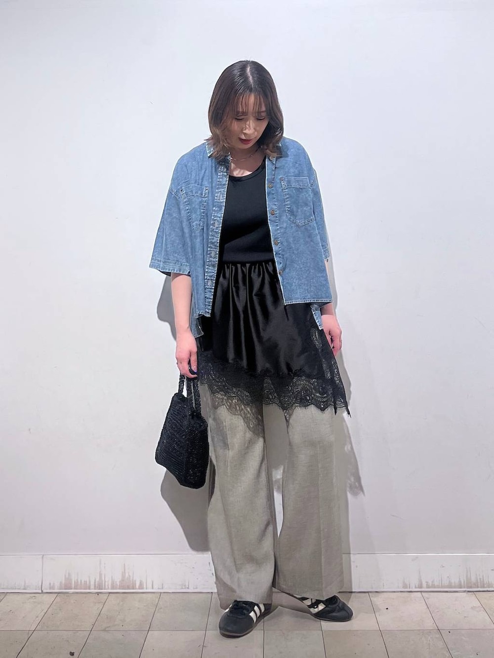 ベージュ系のその他パンツ、ブラック系のタンクトップ、ブラック系のその他トップスを着用したレディースの夏コーディネートの3枚目の写真