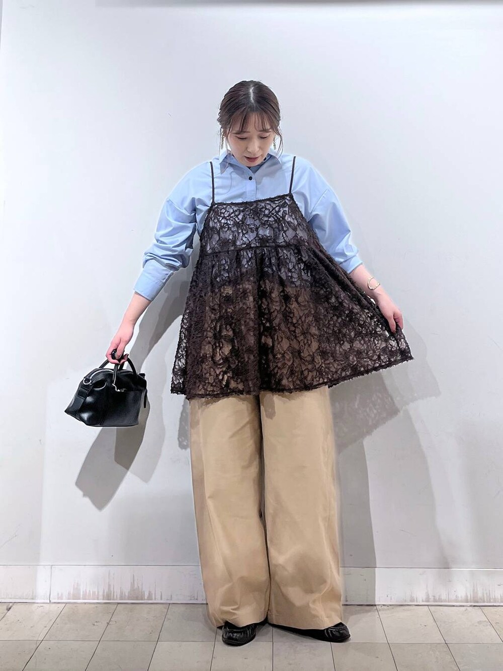 ブラウン系のキャミソール、ブルー系のシャツ/ブラウス、ブラウン系のローファーを着用したレディースの秋コーディネートの3枚目の写真