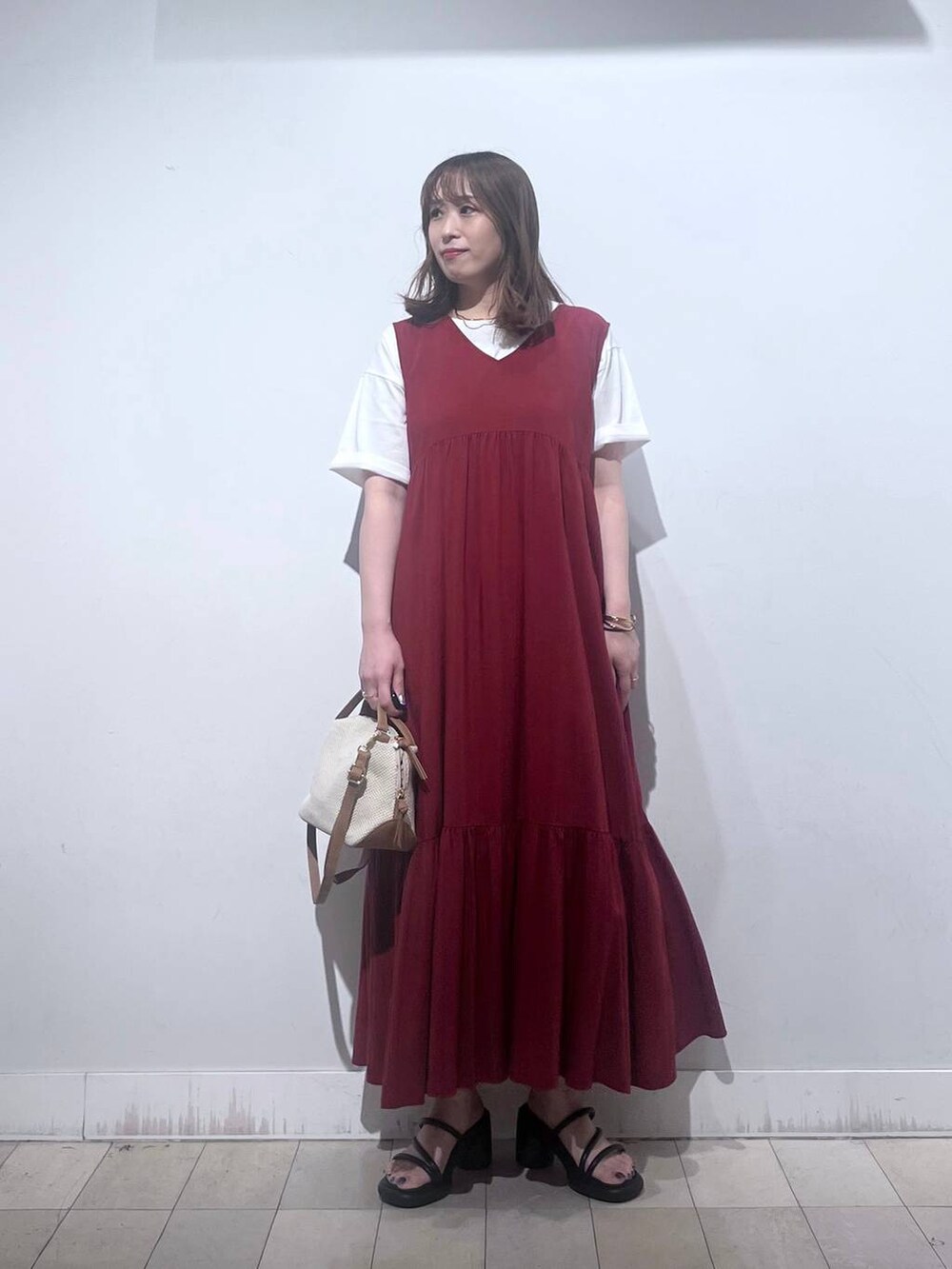 ホワイト系のショルダーバッグ、ホワイト系のTシャツ/カットソー、ホワイト系のタンクトップを着用したレディースの夏コーディネートの6枚目の写真