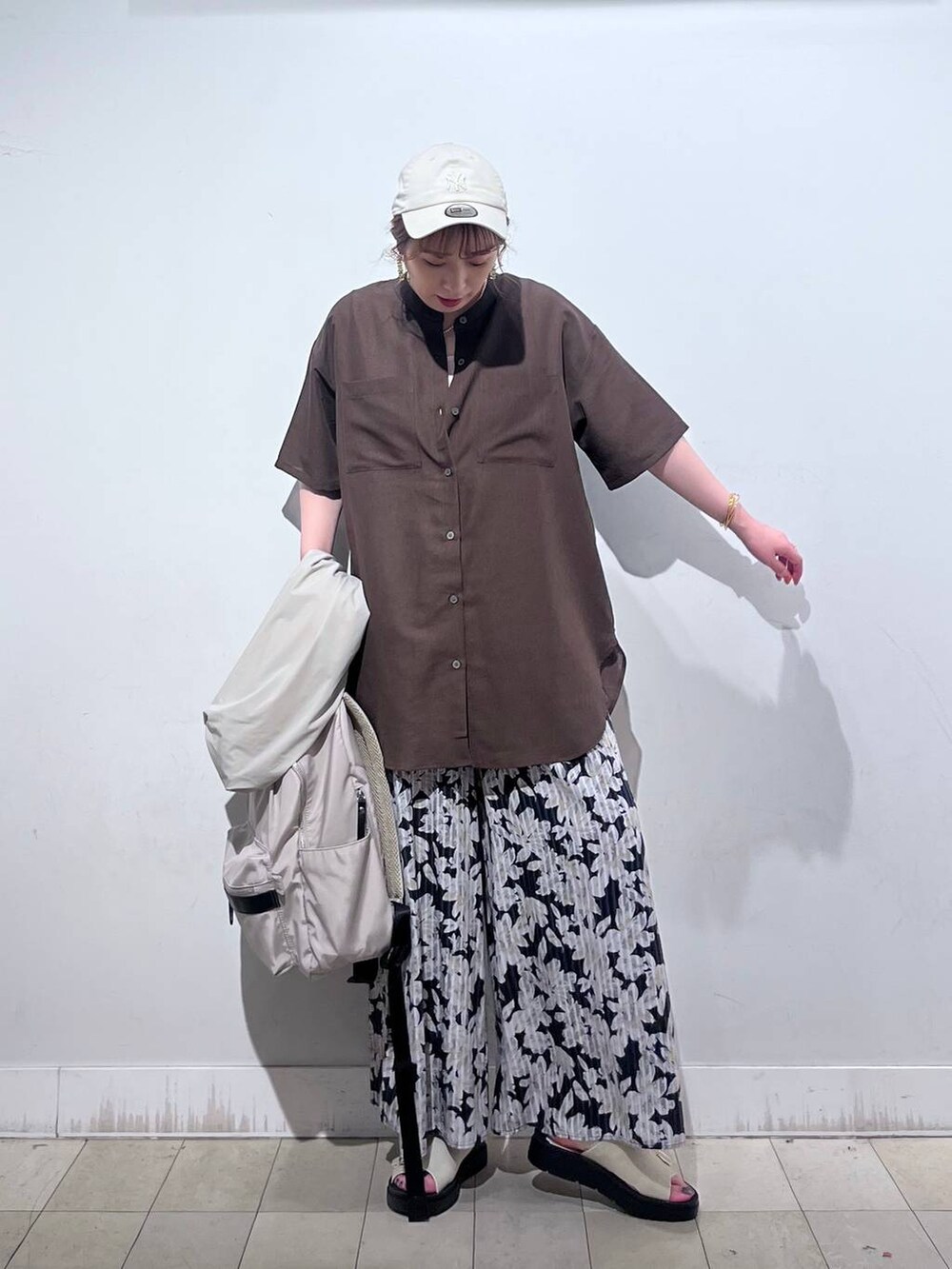 ホワイト系のバックパック/リュック、ホワイト系のタンクトップ、ホワイト系のサンダルを着用したレディースの夏コーディネートの7枚目の写真