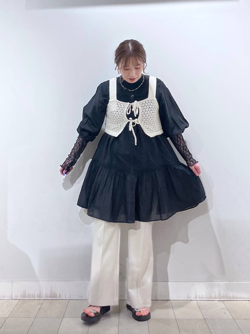 ホワイト系のその他トップス、ベージュ系のその他パンツ、ブラック系のTシャツ/カットソーを着用したレディースの夏コーディネートの6枚目の写真