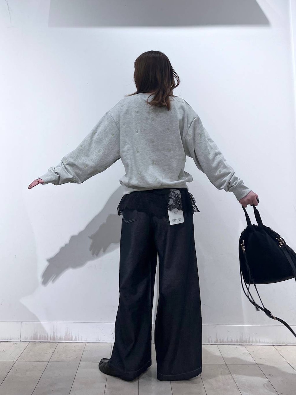 ブラック系のハンドバッグ、グレー系のTシャツ/カットソー、ブラウン系のローファーを着用したレディースの秋コーディネートの7枚目の写真
