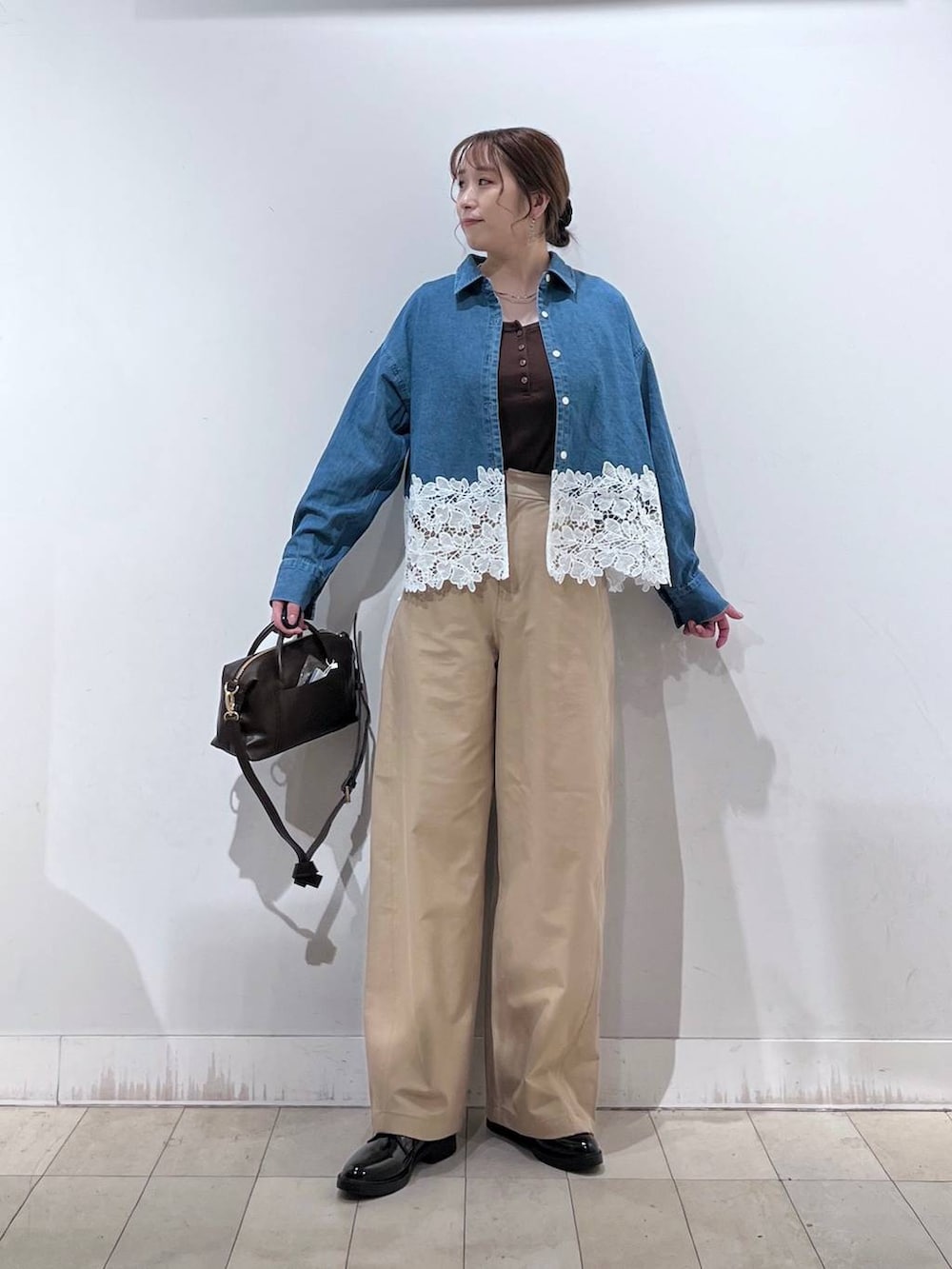 ブラック系のその他シューズ、ブルー系のシャツ/ブラウス、ブラウン系のタンクトップを着用したレディースの秋コーディネートの4枚目の写真